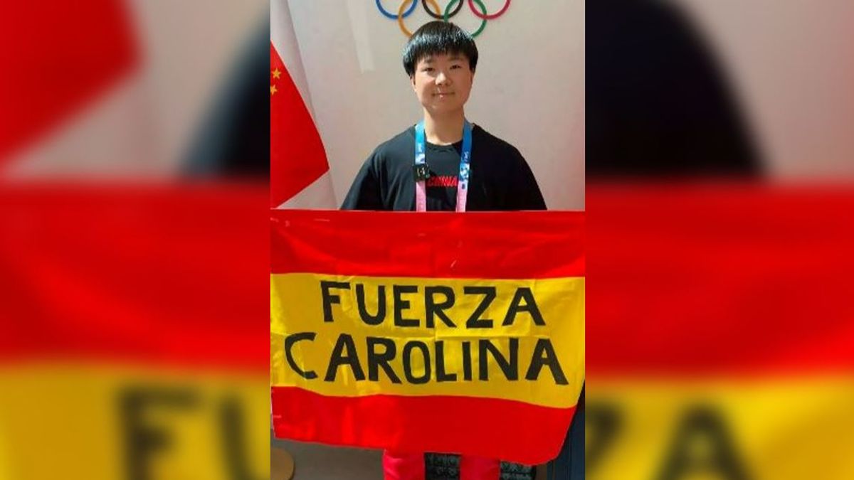 He Bing Jiao explica por qué llevó en el podio el pin de España en homenaje a Carolina Marín: "Quería compartir el honor de estar allí con ella"