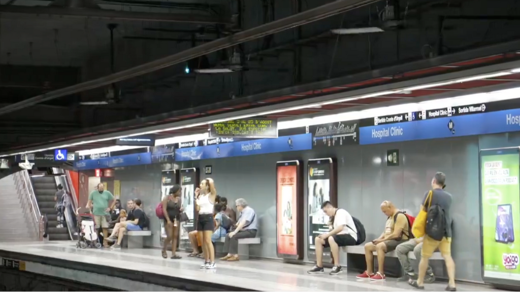 Instalan ventiladores de techo en los andenes más calurosos del metro de Barcelona