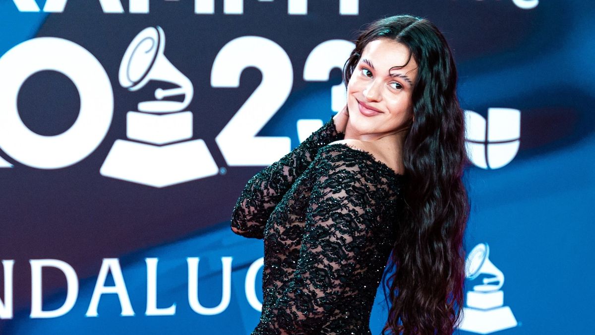 La cantante Rosalía posa durante el photocall previo a la gala de entrega de los Latin Grammy 2023, en el Palacio de Congresos de Sevilla