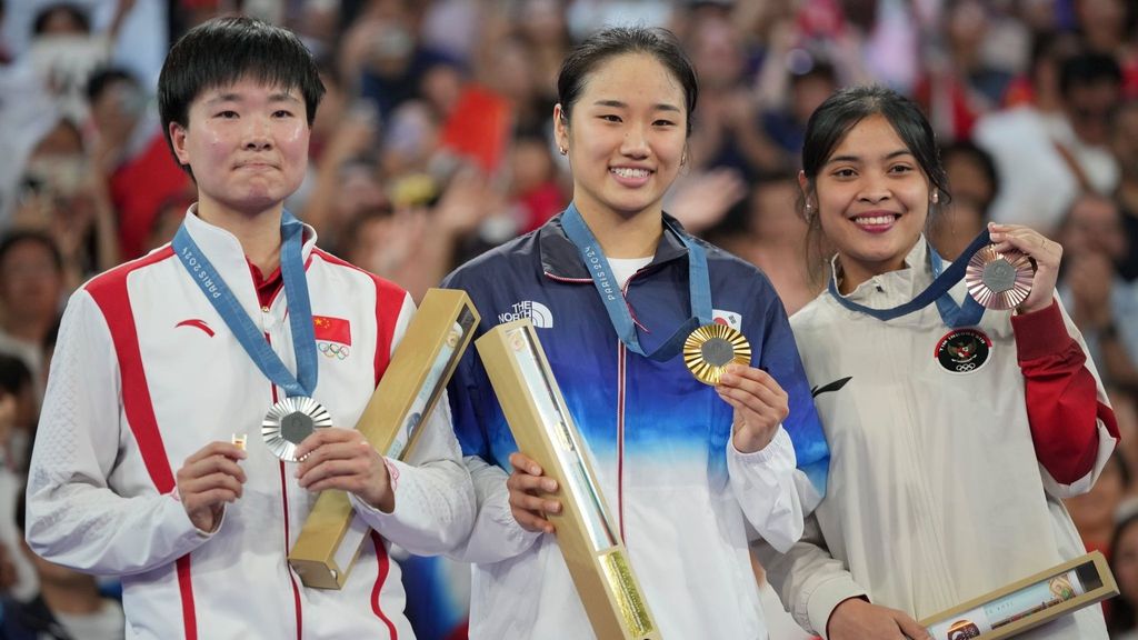 La china He Bing Jiao dedica su plata en bádminton a Carolina Marín portando un pin con la bandera de España