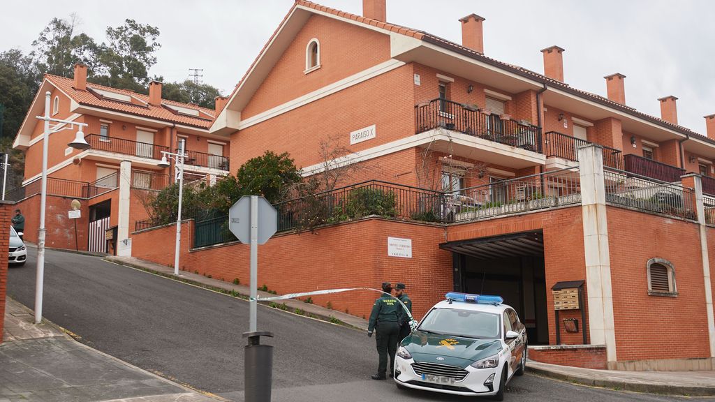 La Guardia Civil custodia la vivienda de Castro Urdiales donde apareció el cadáver de la madre asesinada presuntamente por sus hijos