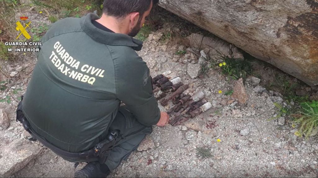 La Guardia Civil desactiva en Noia una granada de mortero y nueve cohetes antigranizo de la Guerra Civil