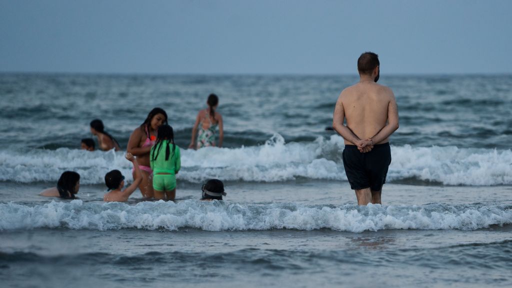 La playa de El Perellonet se tiñó de verde el sábado por la apertura de compuertas en la Albufera