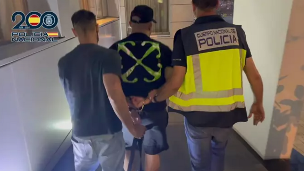 La Policía Nacional ha detenido a uno de los estafadores más buscados de España, con 18 reclamaciones judiciales en su contra, mientras intentaba estafar a un ciudadano en un hotel de la ciudad