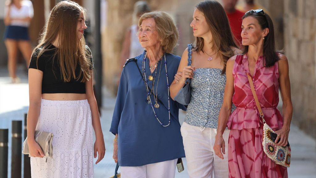 La Reina Letizia, la Reina Sofía, la Princesa Leonor y la infanta Sofía hacen turismo por el casco antiguo de Palma de Mallorca