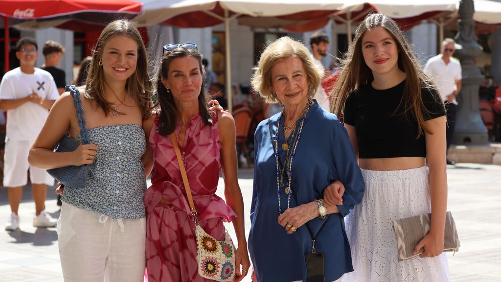 Letizia y sus hijas se han deshecho en gestos de complicidad con la reina Sofía