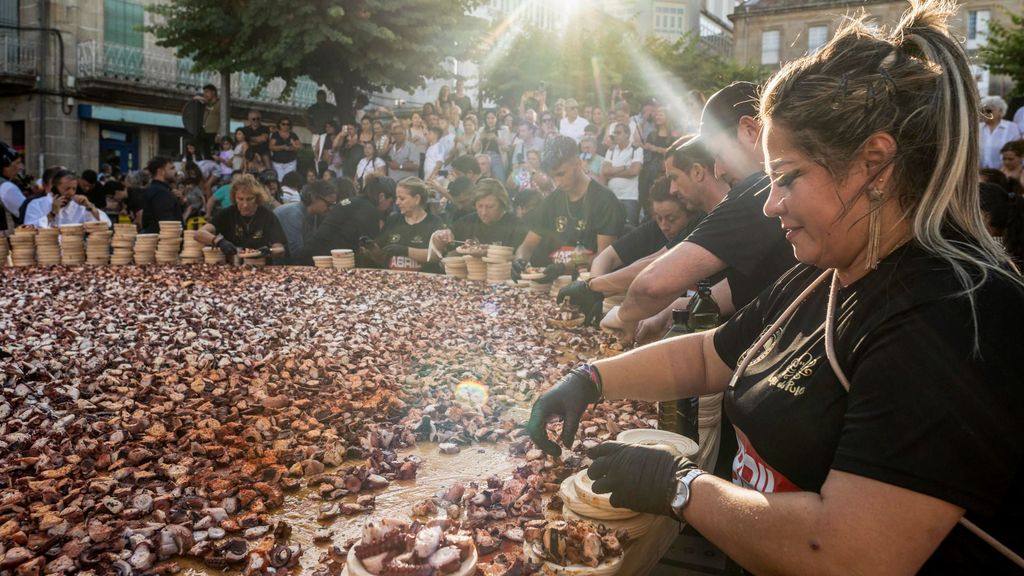 O Carballiño bate su récord con una tapa de pulpo 'olímpica' de casi 600 kilos