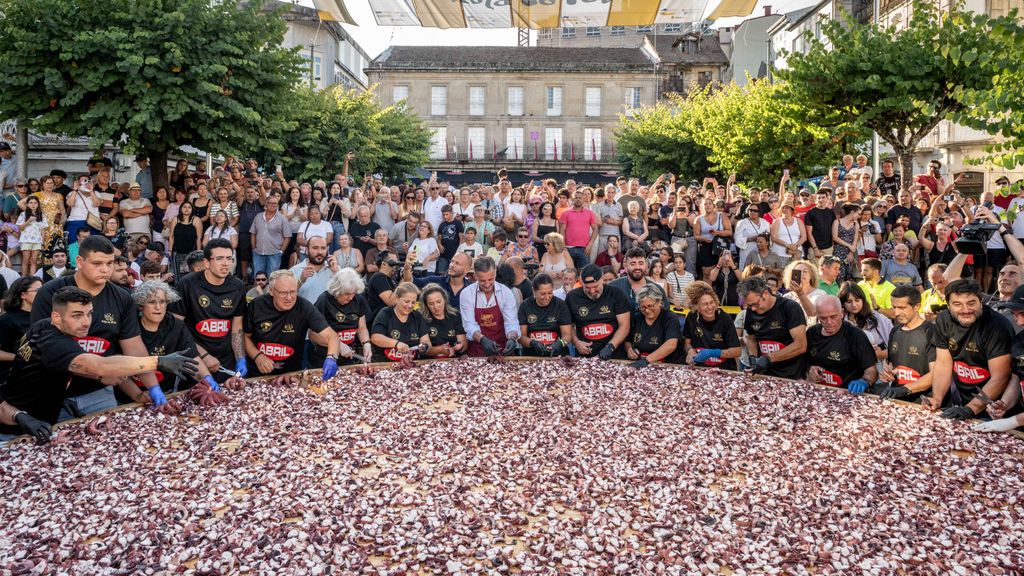 O Carballiño (Ourense) bate su récord con una tapa de pulpo 'olímpica' de casi 600 kilos