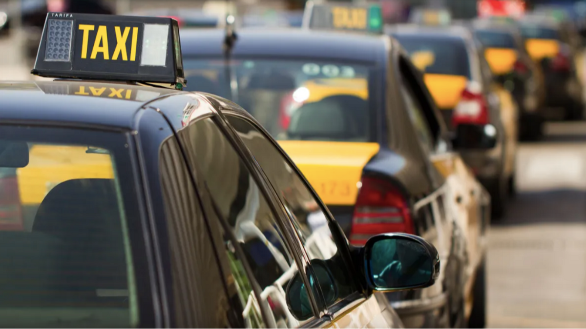 Pillan a un taxista bebido, con el carné suspendido y con el seguro e ITV caducada en Barcelona