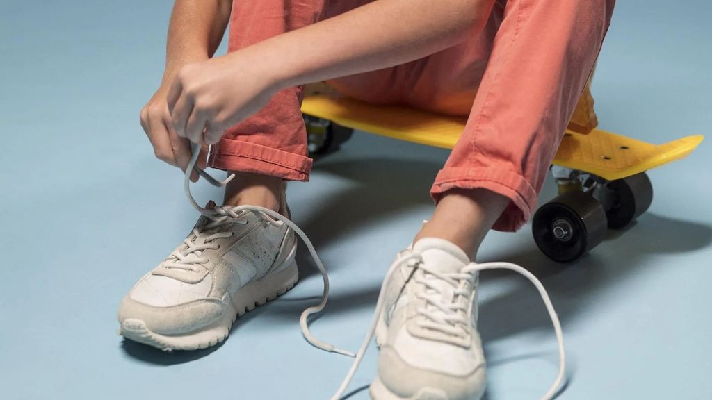 Preparándose para limpiar las zapatillas