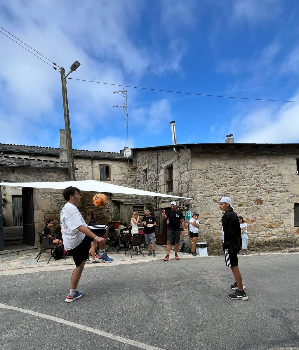 Quique juega con un familiar durante una parada en la primera etapa del Camino de Santiago