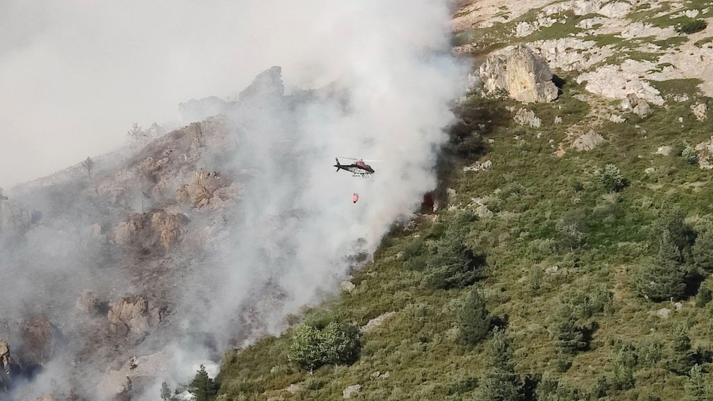 Un dispositivo contra los incendios forestales intenta sofocar un incendio en Villafrea de la Reina, en León