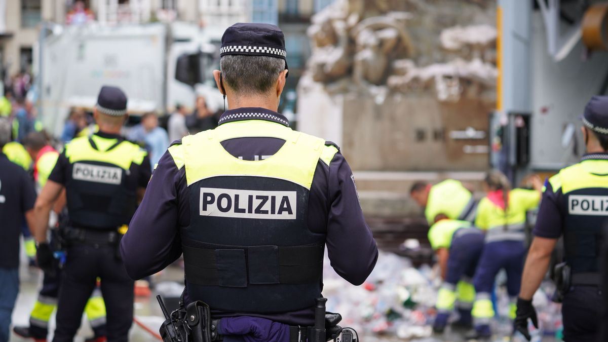 Agentes de policía el día en el que empiezan las fiestas de la Virgen Blanca