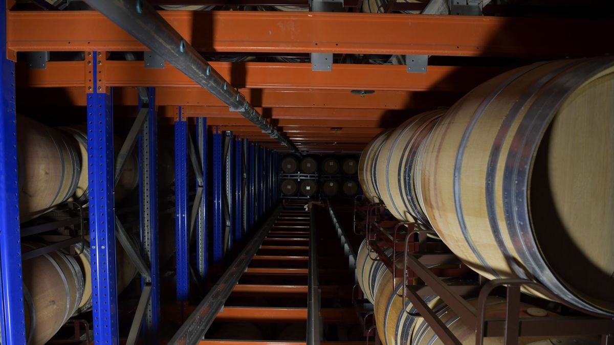 Barriles de vino en el interior de una bodega de Valdepeñas, Ciudad Real