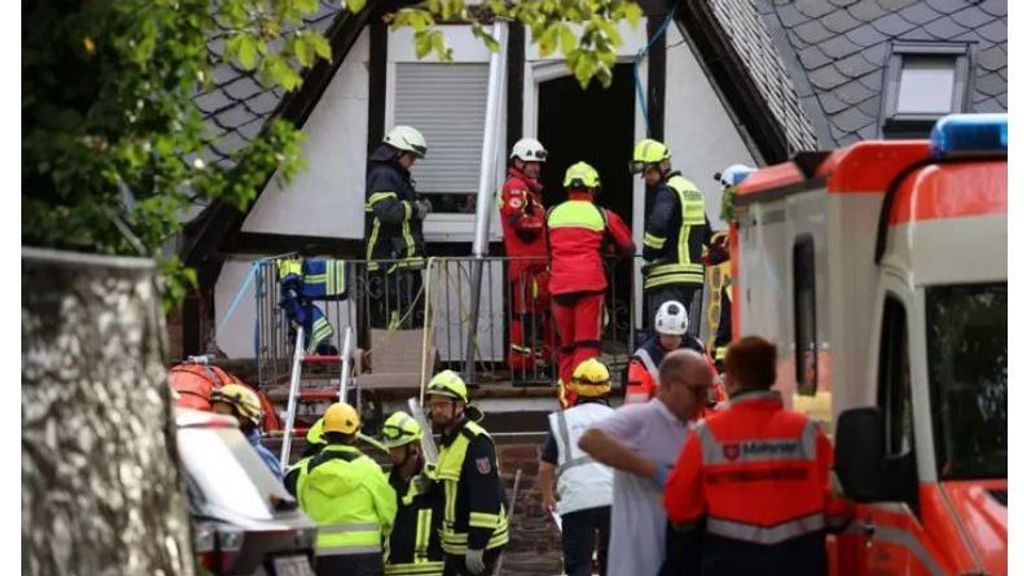 La Policía Alemana y los bomberos participan en las labores de rescate tras el derrumbe parcial de un hotel en Krov, Alemania