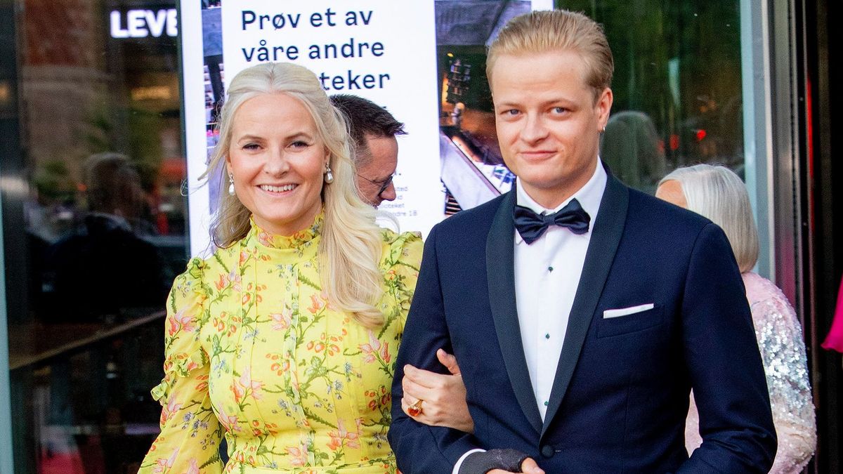 Marius Borg junto a su madre, Mette Marit de Noruega