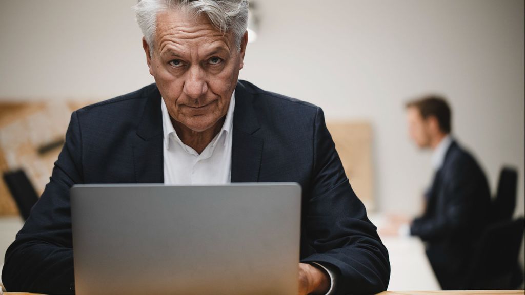 Qué ocurre en tu mente cuando tienes que poner buena cara en el trabajo