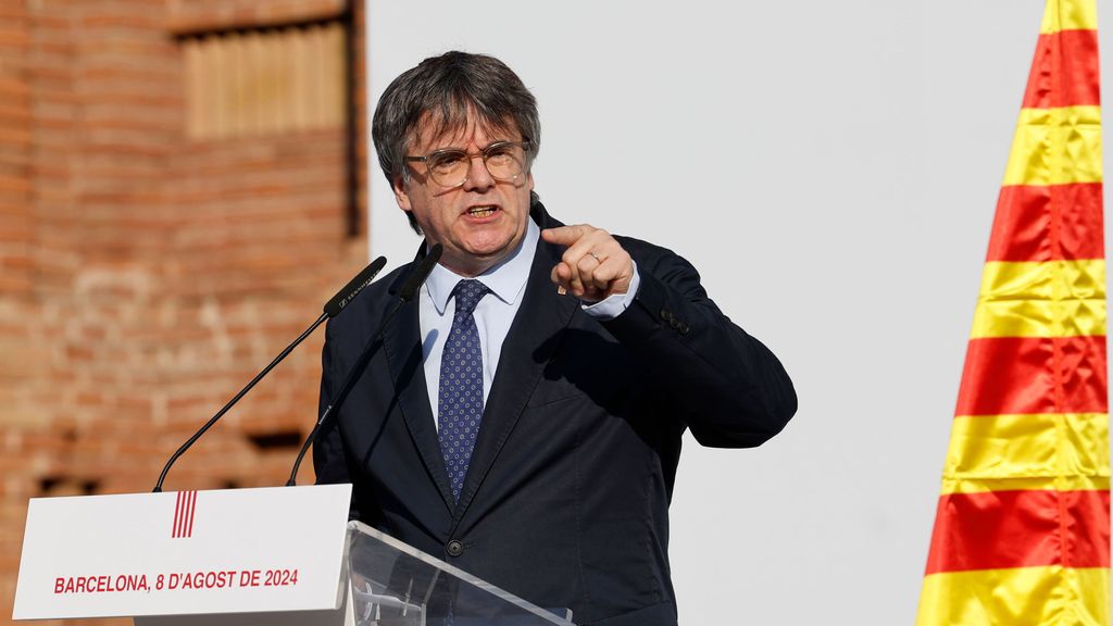 Carles Puigdemont reaparece en Barcelona, da un mitin y vuelve a huir