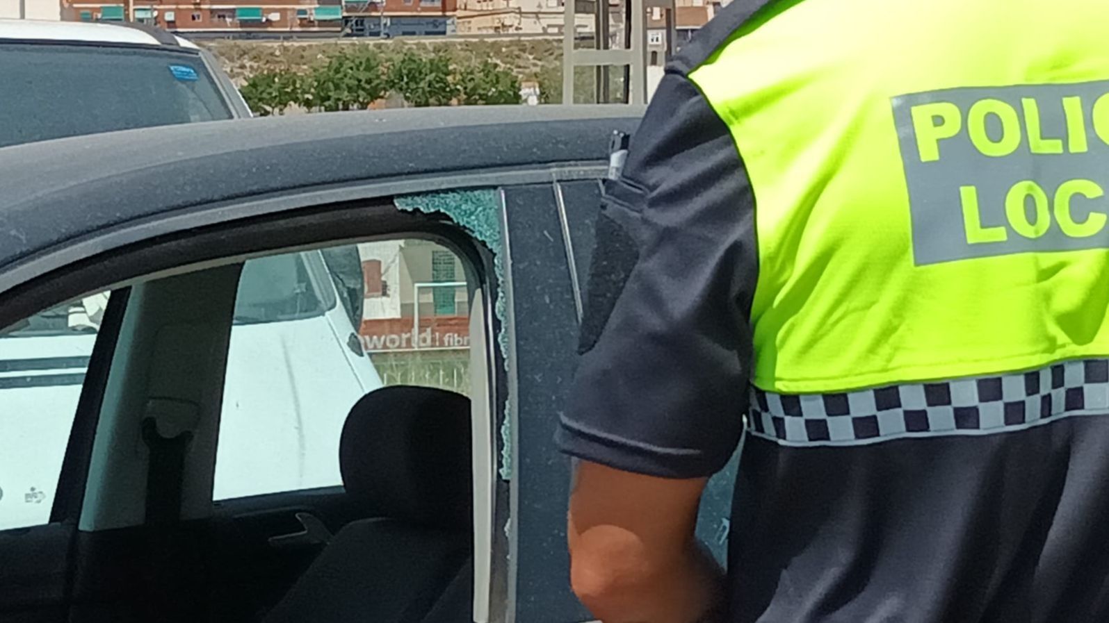 Agentes de la Policía Local de Elda rescatan a un bebé de 11 meses atrapado en un coche con cierre automático