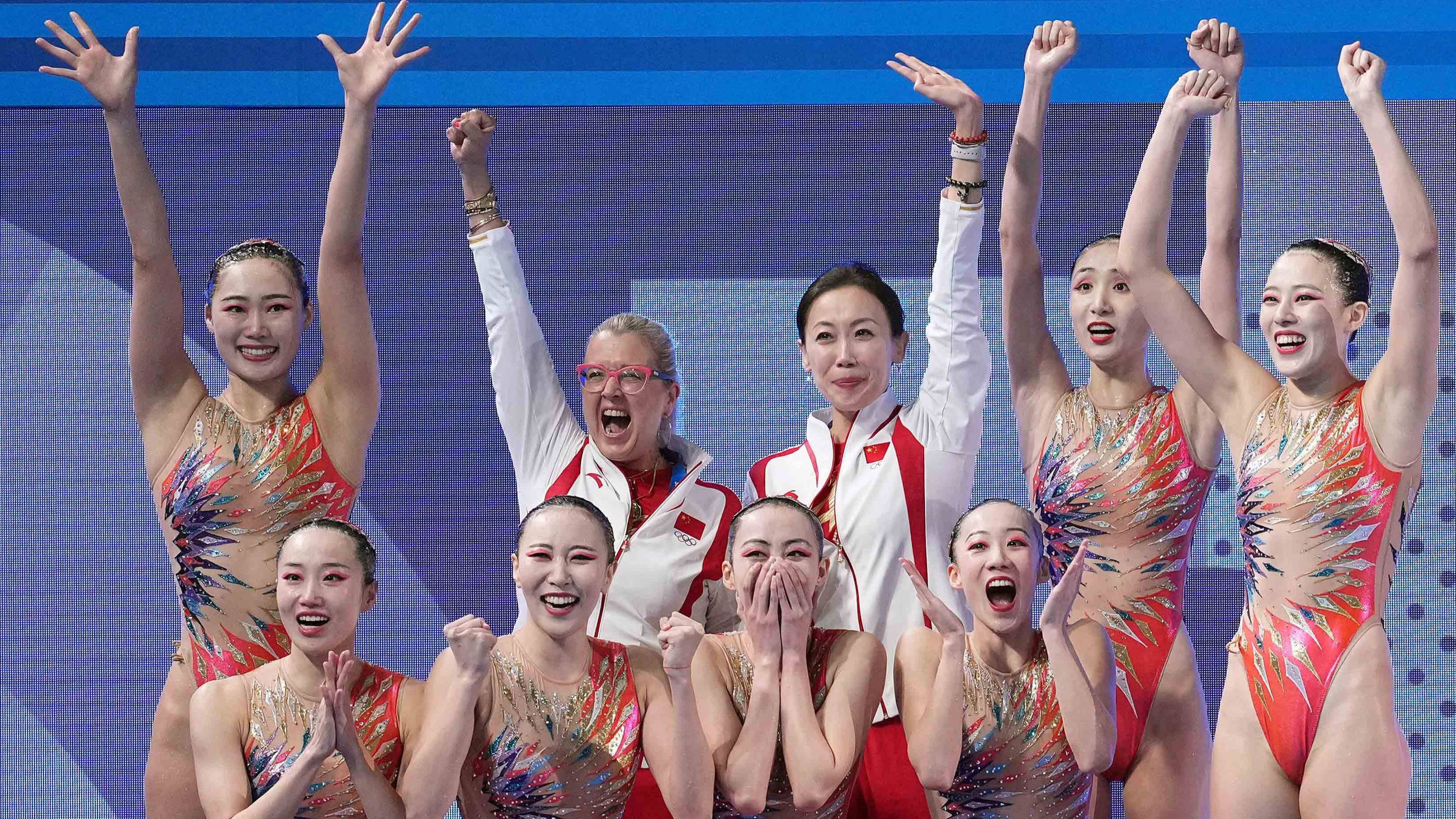 Anna Tarrés, junto al equipo chino de natación artítica que ha logrado el oro Anna Tarrés, junto al equipo chino de natación artítica que ha logrado el oro