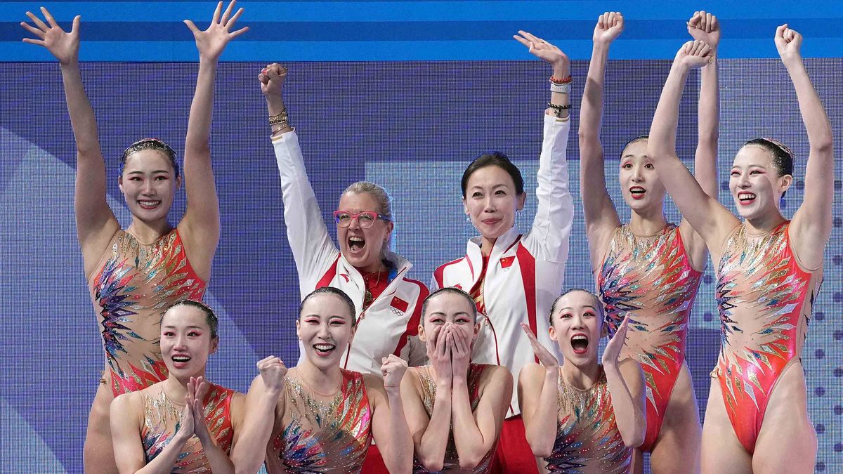 Anna Tarrés, junto al equipo chino de natación artítica que ha logrado el oro