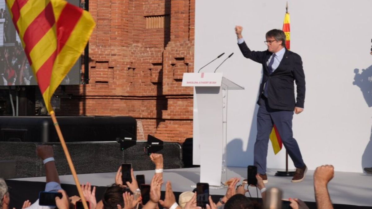 Carles Puigdemont durante su discurso hoy en Barcelona donde ha reaparecido sin ser detenido