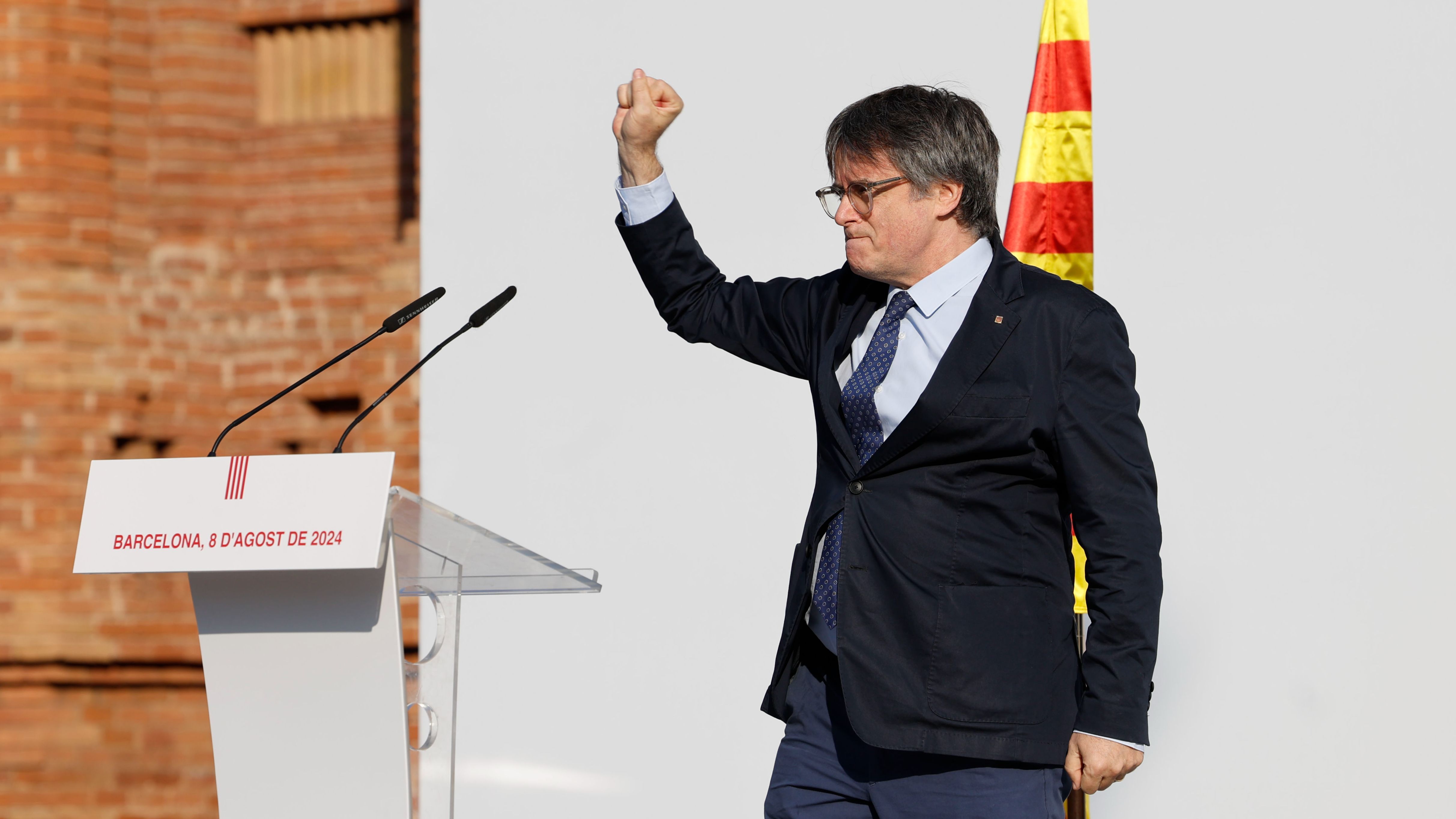 Carles Puigdemont logra irrumpir en su acto de bienvenida junto al Parlament sin ser detenido