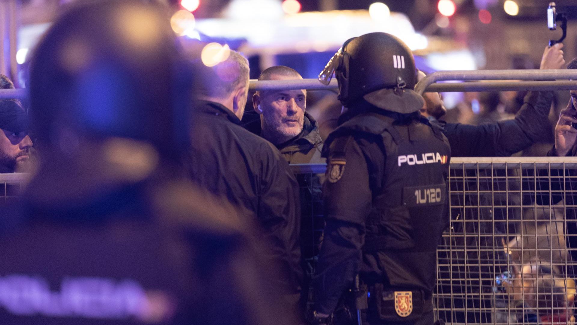 Un policía nacional habla con el líder de Desokupa, Daniel Esteve, al Congreso de los Diputados, a 7 de noviembre de 2023