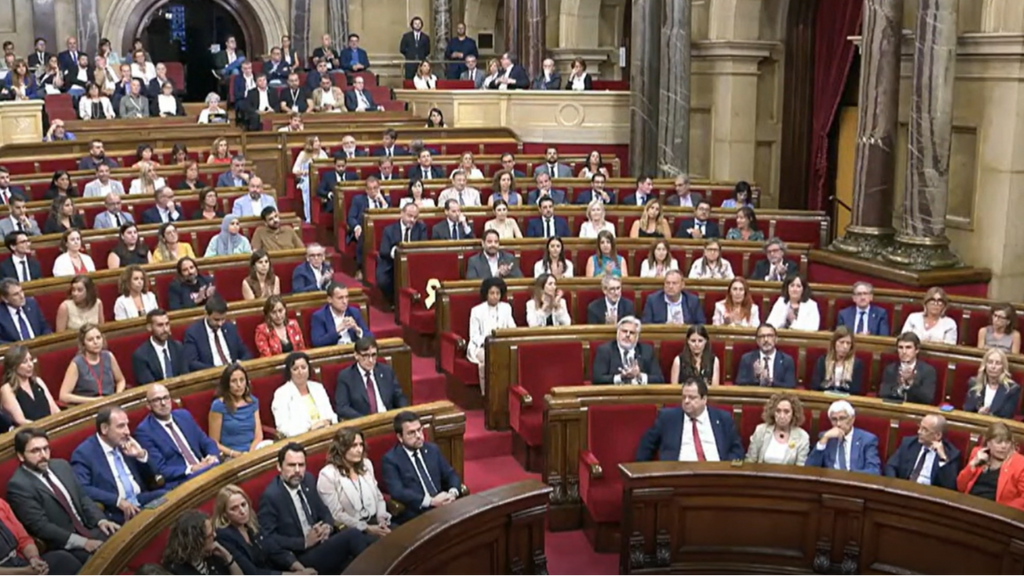 El momento en el que Carles Puigdemont es nombrado para votar la investidura de Salvador Illa