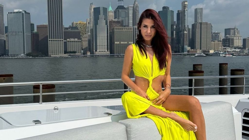 Elena Tablada posa con un llamativo vestido flúor en sus redes sociales.jpg