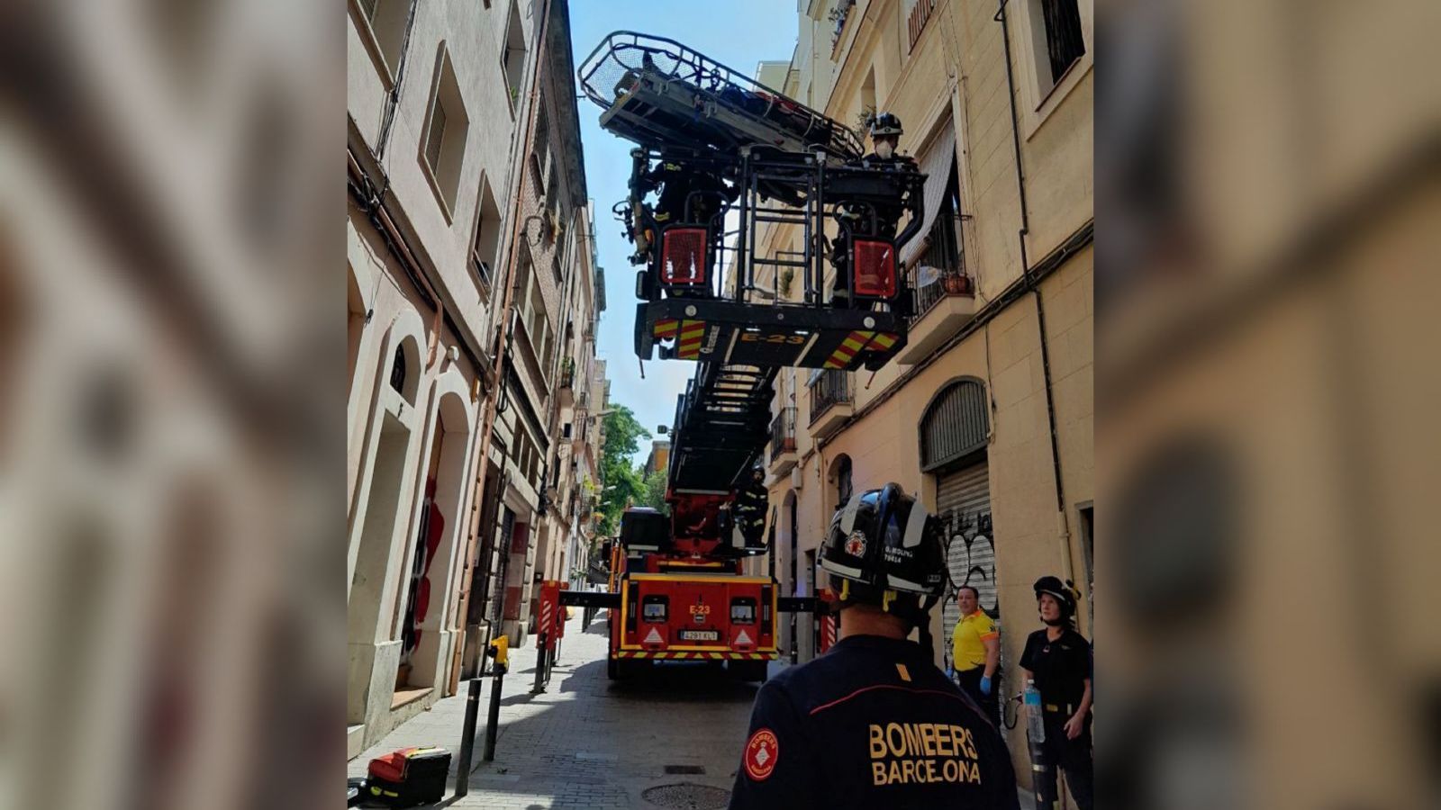 Evacúan a un vecino con hipertermia por la fachada en Barcelon