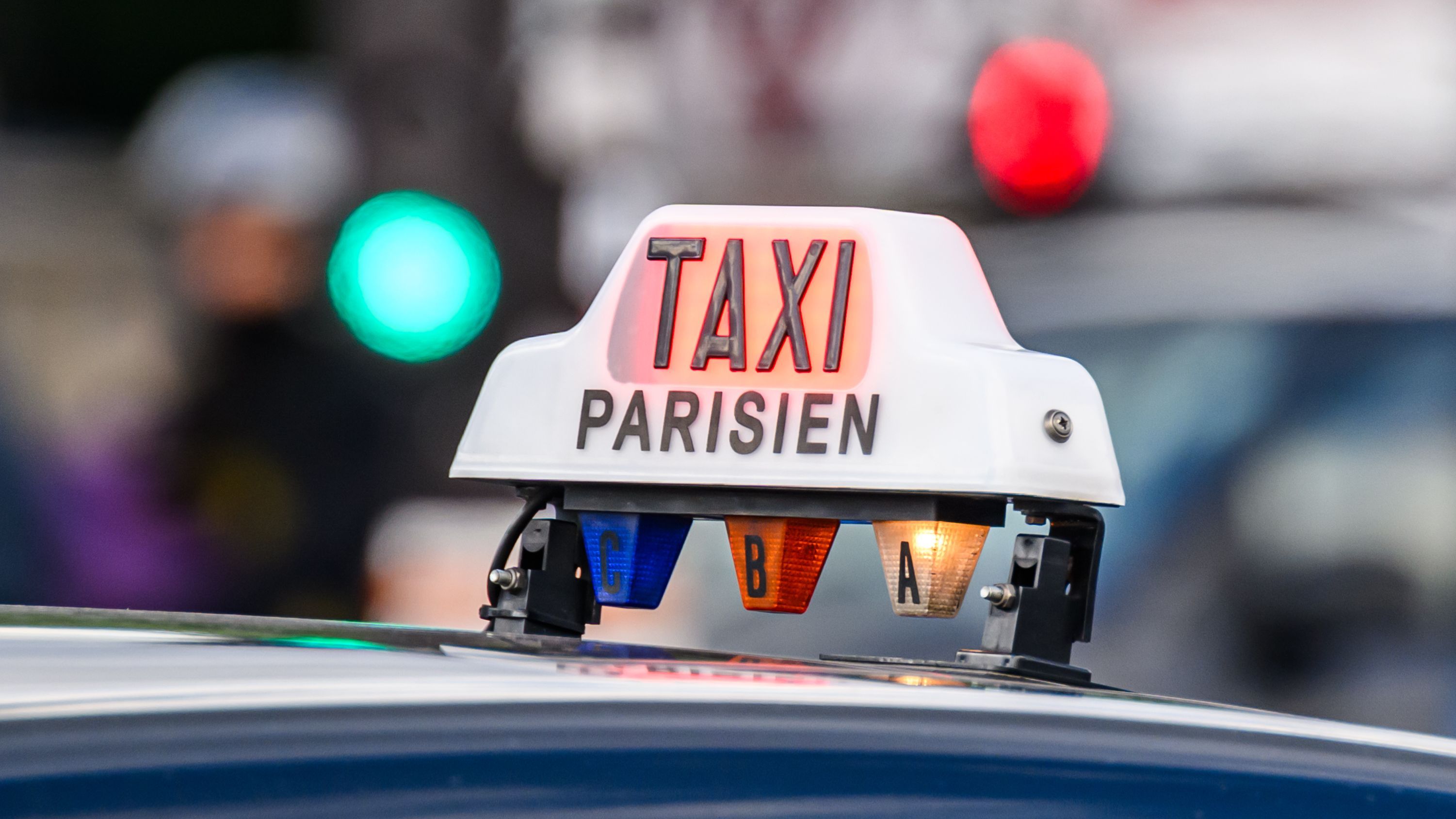 Investigan a un taxista francés por cobrar a un cliente 100 veces más de lo que debería