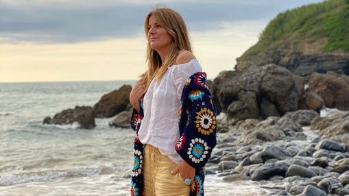 Josune luciendo una de sus prendas hechas de manera artesanal y sostenible