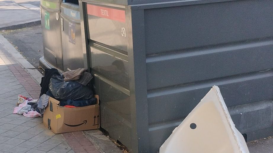 'Juegos Olorímpicos' en Usera, la denuncia con humor de los vecinos por la suciedad en Moscardó
