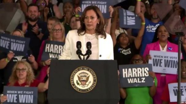 Kamala Harris durante su discurso en Detroit tras ser interrumpida por manifestantes propalestinos.