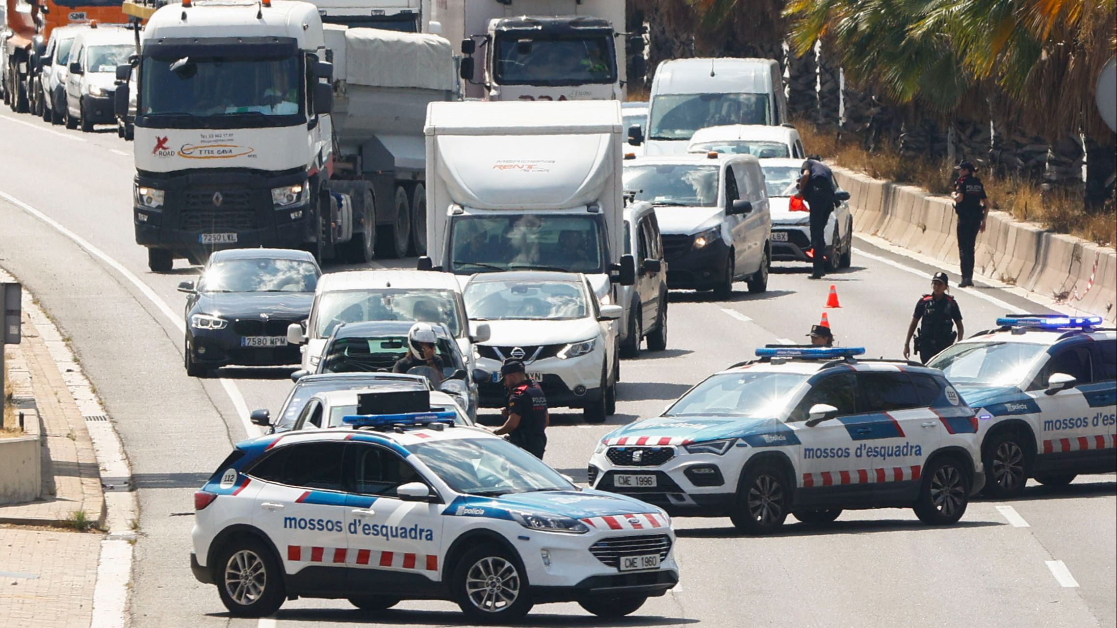 La operación "Jaula" de los Mossos para localizar a Puigdemont provoca retenciones viarias
