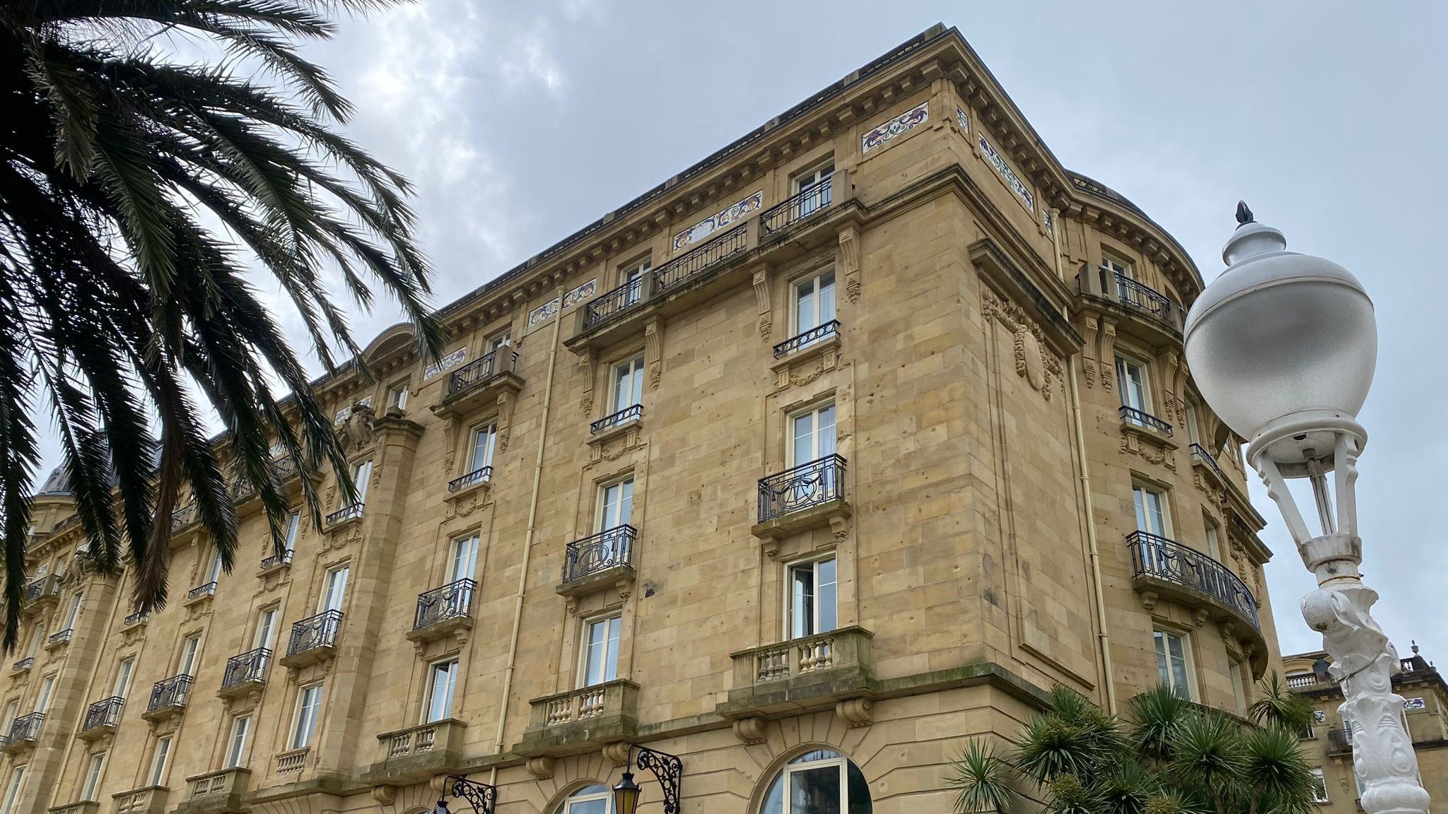 Las cicatrices visibles de los disparos en la piedra