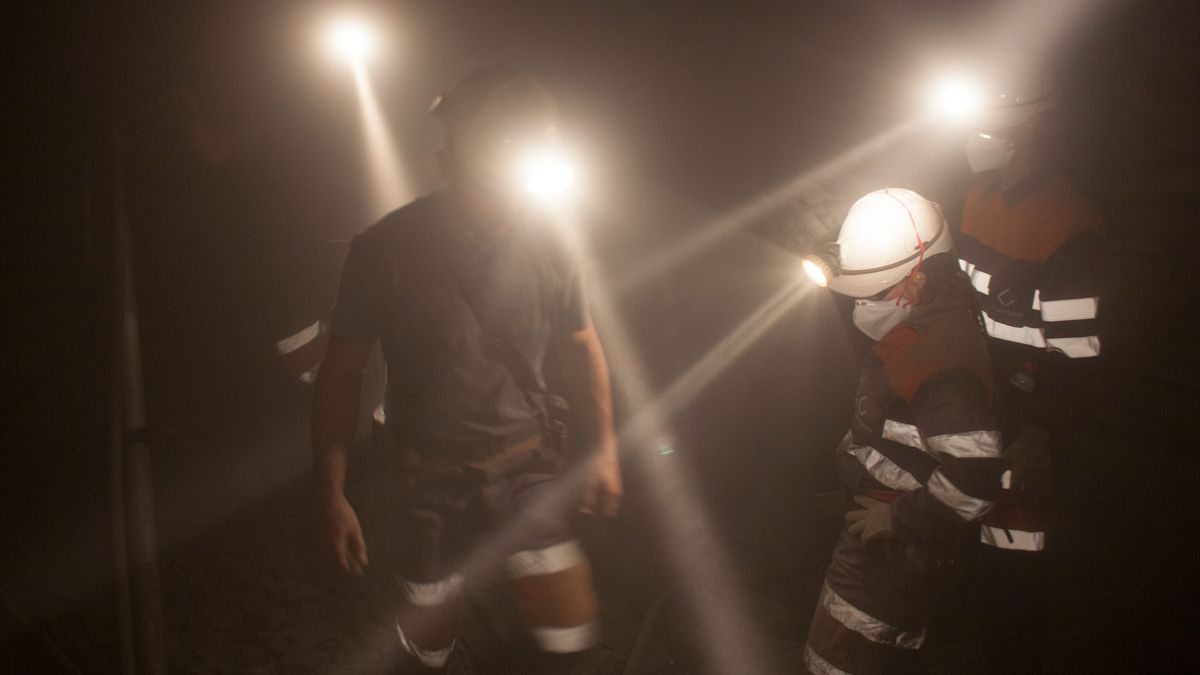 Las lámparas en los cascos, el único modo de iluminarse en las galerías
