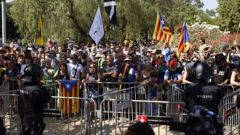 Manifestantes que habían arropado a Carles Puigdemont han superado el cordón policial accediendo al interior del recinto del parque.