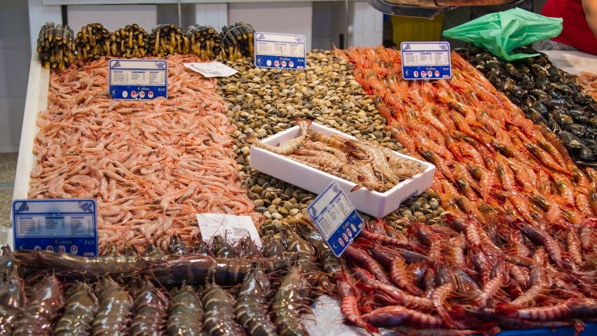 Mariscos en un puesto de un mercado.