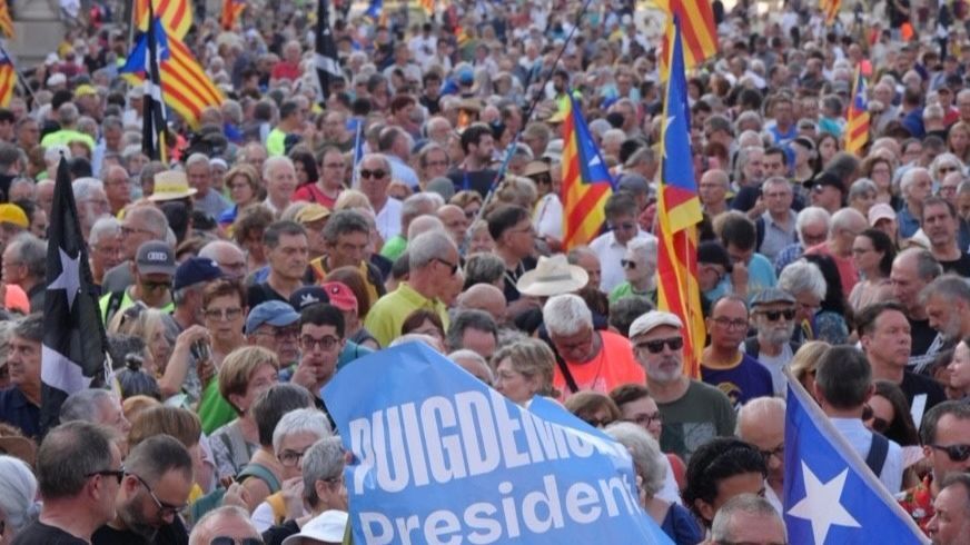 Miles de personas arropan a Puigdemont en su regreso a Cataluña