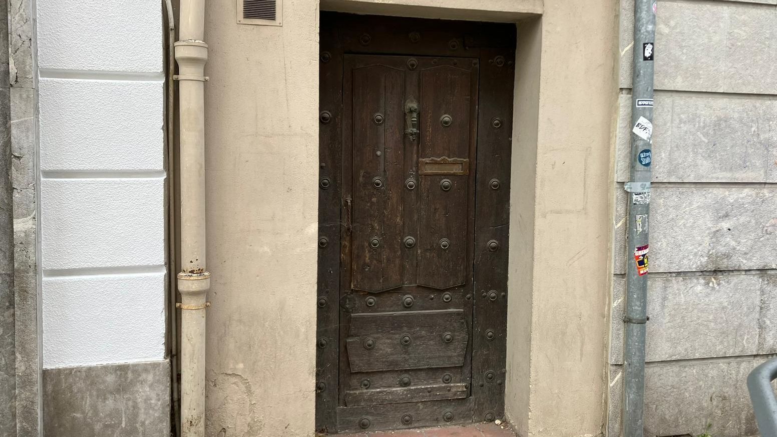 Se desconoce la fechade edificación de este angosto inmueble vitoriano