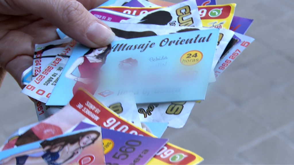 Tarjetas de servicios sexuales encontradas en las calles de Usera, Madrid