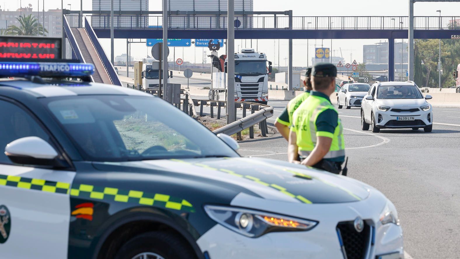 Una patrulla de la Guardia Civil de Tráfico que acercó a la mujer que estaba a punto de dar a luz en Murcia