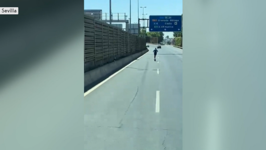 Un usuario de un patinete eléctrico circula por una autovía de Sevilla: la normativa de estos vehículos