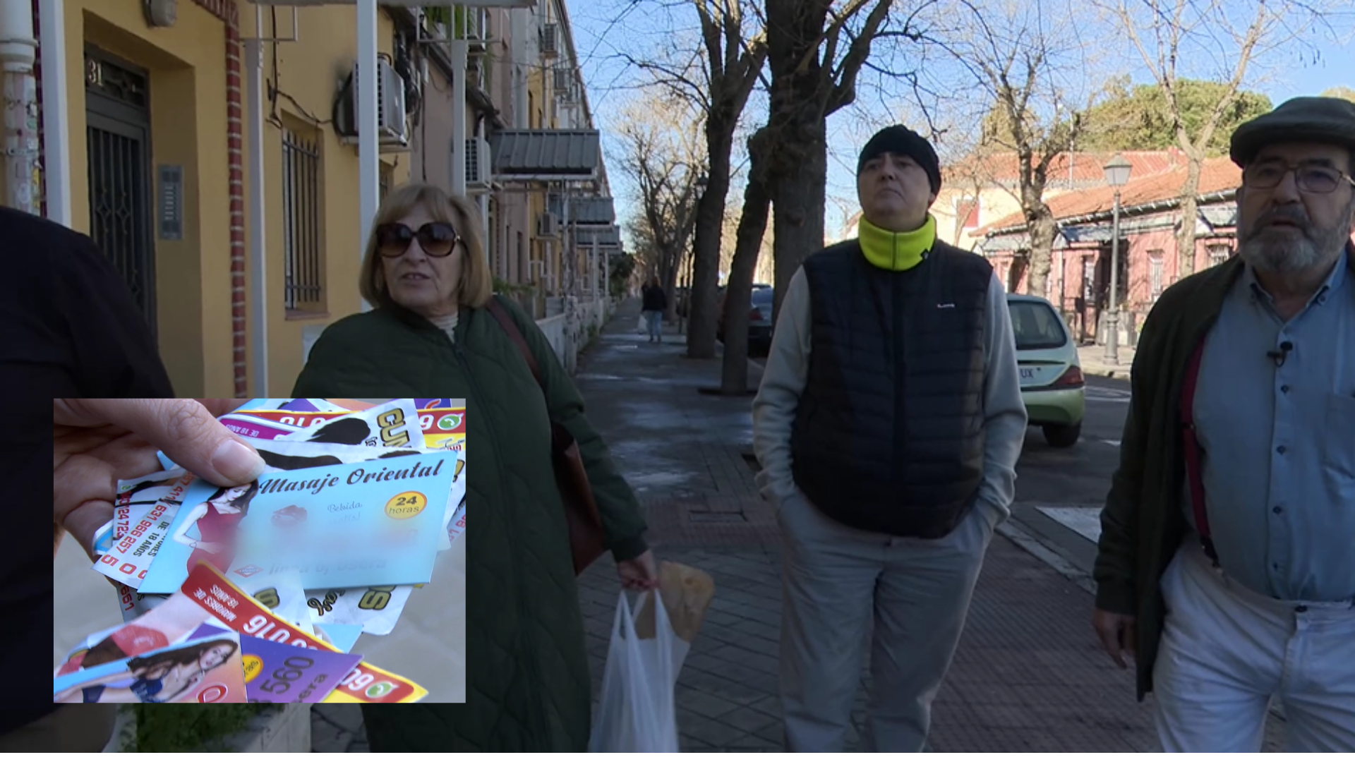 Vecinos del barrio madrileño de Usera denuncian la gran presencia de tarjetas sexuales en las calles: “Es repugnante”