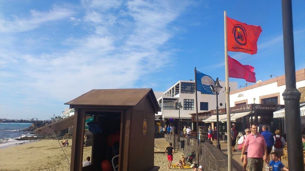 Bandera roja en una playa de Lanzarote por las corrientes de retorno.