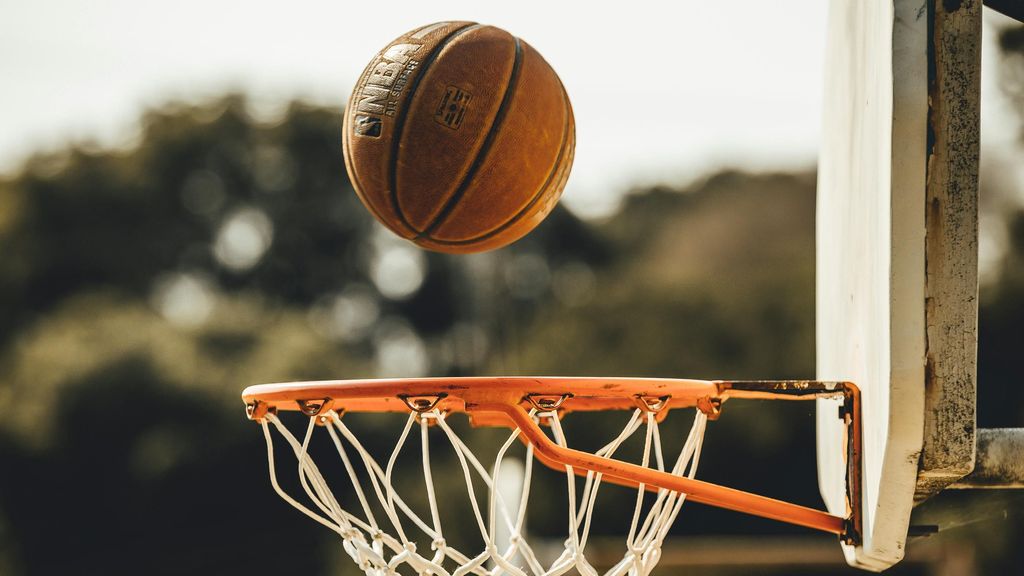 Canasta y pelota de baloncesto