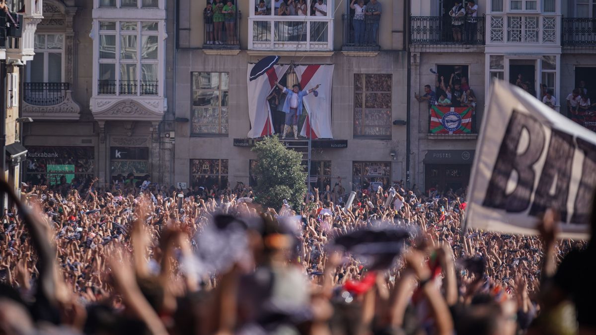 Cientos de personas durante la bajada del celedon en el inicio de las fiestas de ‘La Blanca’