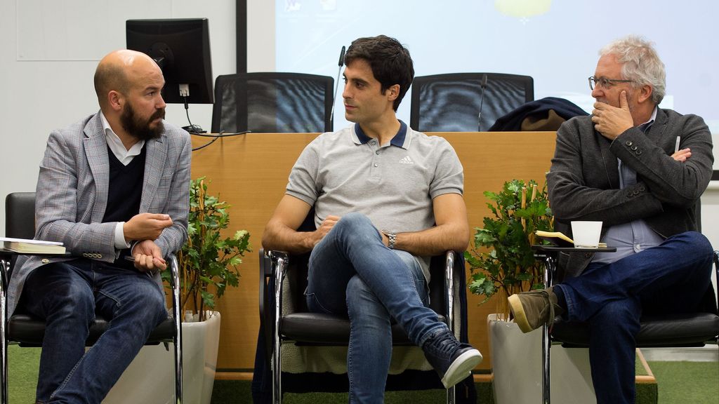 Galder Reguera, Etxeita y Héctor Abad Faciolince, durante el club de lectura